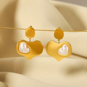 Boucles d'oreilles cœur en acier plaqué or 18k avec perle sur fine chaîne dorée