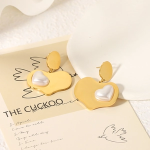 Boucles d'oreilles cœur en perles plaqué or 18 carats sur fond vintage