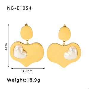 Détail des boucles d'oreilles cœur dorées avec perles montrant les dimensions 4cm x 3,2cm