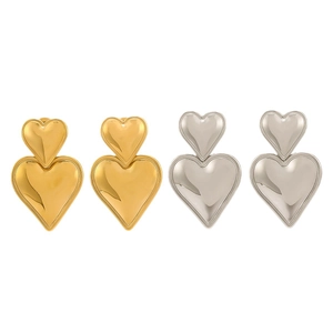Boucles d'oreilles cœur en acier inoxydable poli en finitions or et argent sur fond blanc