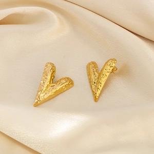 Boucles d'oreilles en V en acier inoxydable plaqué or 18 carats avec texture martelée