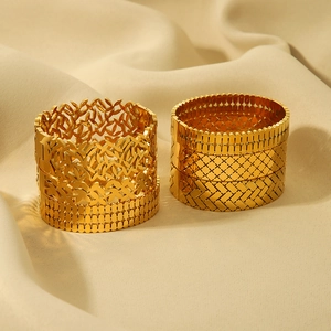 Bracciali rigidi in acciaio al titanio dorato 18 carati con foglie e motivi geometrici