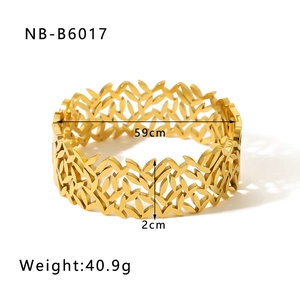 Dettaglio del bracciale rigido in acciaio al titanio placcato oro 18k con foglie