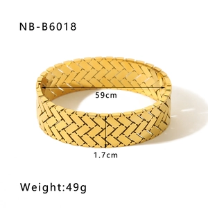 Dettaglio del bracciale a fascia larga in maglia dorata con altezza 1,7 cm e peso 49 g