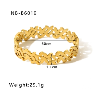 Dettaglio del bracciale rigido in acciaio al titanio placcato oro 18k con foglie e misure