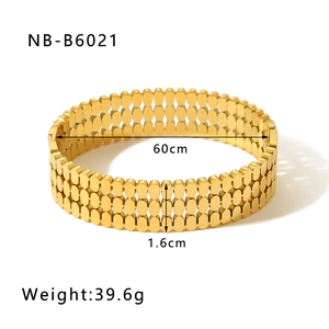 Dettaglio del bracciale rigido da 1,6 cm in acciaio al titanio placcato oro 18k