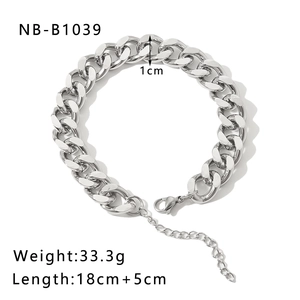Detail of silver Cuban chain bracelet with dimensions 1cm width and lobster clasp