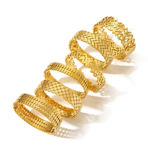 Set di 6 bracciali rigidi in acciaio al titanio dorato con foglie e motivi geometrici