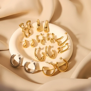 Chics boucles d'oreilles créoles géométriques plaquées or 18 carats sur plateau crème