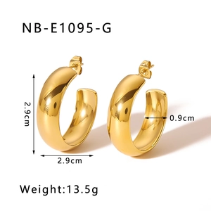 Détail de créoles plaquées or 18K montrant le diamètre de 2,9cm et la texture polie