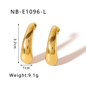 Détail de boucles d'oreilles goutte dorées avec dimensions 3,2cm x 1cm et spécifications