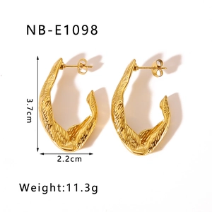 Détail de boucles d'oreilles goutte plaquées or 18K avec texture martelée et dimensions