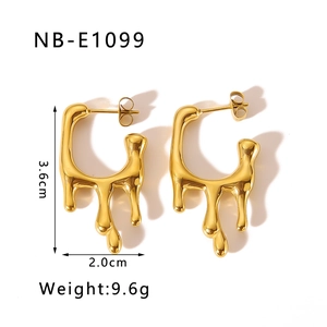 Vue détaillée des boucles d'oreilles goutte dorées 18K avec dimensions 3,6cm x 2,0cm et poids