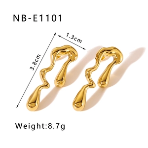 Vue macro détaillée montrant les dimensions et le poids des boucles plaquées or 18 carats