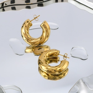 Boucles d'oreilles créoles C en acier titane plaqué or 18k avec texture torsadée