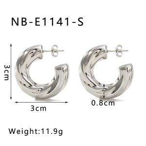 Détail de boucles d'oreilles créoles C torsadées argentées 3cm de hauteur et 0,8cm de largeur