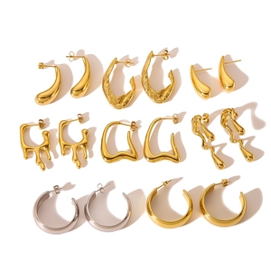 Ensemble de boucles d'oreilles géométriques dorées 18 carats avec motifs goutte et C