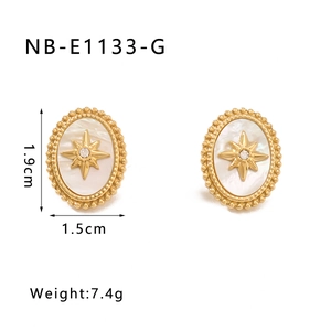 Dettaglio orecchini a stella placcati oro 18k con dimensioni 1,9cm e peso di 7,4g