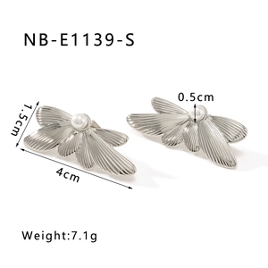 Detailed view of silver butterfly stud earrings with pearl and dimensions 4x1.5cm