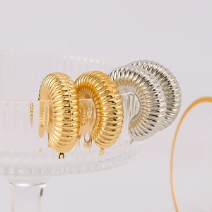 Orecchini a cerchio a C bombati e testurizzati in acciaio oro e argento