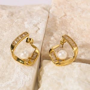 Boucles d'oreilles dorées géométriques avec zircons rectangulaires et perles blanches