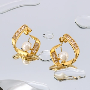 Boucles d'oreilles géométriques en or 18k avec perle et oxydes de zirconium baguette