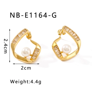 Détail de boucles d'oreilles dorées irrégulières avec perles et zircons et dimensions