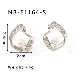 Détail de boucles d'oreilles géométriques en argent avec zircon et perle, 2.4x2cm