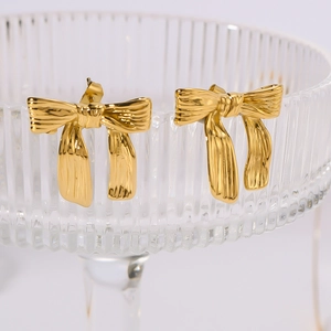 Boucles d'oreilles nœud papillon plaquées or 18 carats avec texture sur verre