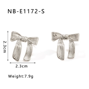Détails des dimensions de boucles d'oreilles nœud argenté avec texture métallique