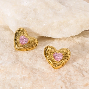 Détail de boucles d'oreilles cœur avec zircon rose et métal texturé plaqué or 18k
