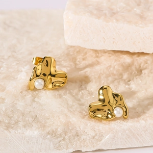 Boucles d'oreilles cœur de lave irrégulier en acier inoxydable plaqué or 18 carats