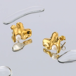 Boucles d'oreilles irrégulières en or avec perles sur fond de reflets d'eau, plaqué or 18k