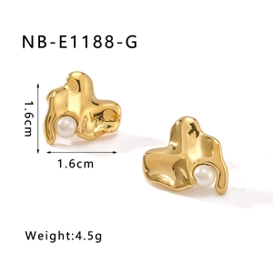 Détail de boucles d'oreilles en titane plaqué or 18k aux formes plissées et perles blanches