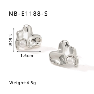 Détail de boucles d'oreilles lave argentée avec perle blanche et dimensions de taille