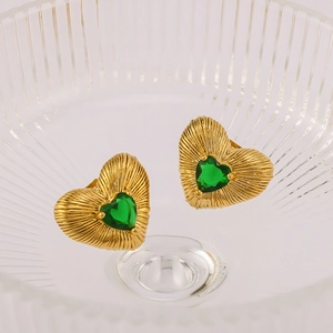 Boucles d'oreilles cœur en acier plaqué or 18 carats avec zircon vert et texture
