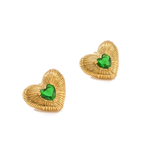 Boucles d'oreilles cœur dorées avec pierres zircons vertes et texture métallique
