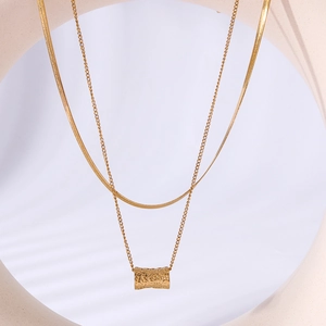 Collier double rang plaqué or 18k avec chaîne serpent et pendentif cylindre texturé