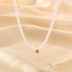 Elegante 18k vergoldete Edelstahl Herzanhänger-Halskette mit weißen Perlen