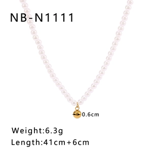 Détail du collier de perles 41cm avec pendentif haricot doré 0,6cm et chaînette