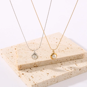 Set de collares minimalistas de titanio bañados en oro de 18k y plata con perlas redondas