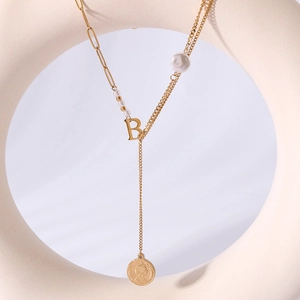 Collier multicouche plaqué or avec pendentif lettre B, pièce et perles sur socle