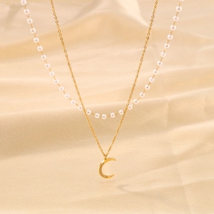 Collier double rang plaqué or 18k en titane avec pendentif croissant de lune et perles blanches