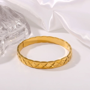 Bracciale Rigido Largo Con Motivo Trapuntato Placcato Oro 18K Acciaio Inossidabile Design Di Nicchia Texture A Griglia Per Donna