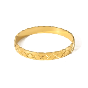 Bracciale rigido largo placcato oro 18K con motivo a griglia geometrica e finitura di lusso