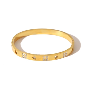 Bracelet jonc en acier inoxydable plaqué or 18K avec étoiles ajourées et zircons cubiques
