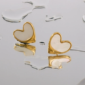 Orecchini a cuore minimalisti in oro con intarsio in madreperla e riflesso d'acqua