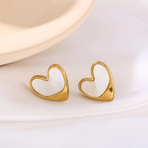 Orecchini a cuore in oro minimalisti con intarsio in madreperla su seta liscia