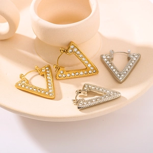 Boucles d'oreilles en V or et argent serties de cristaux sur plateau en céramique