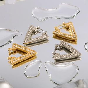 Boucles d'oreilles en V or et argent avec sertissage de cristaux brillants